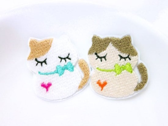 シールにもなる猫の刺繍ワッペン◆ねこだるま　ハチワレモカ