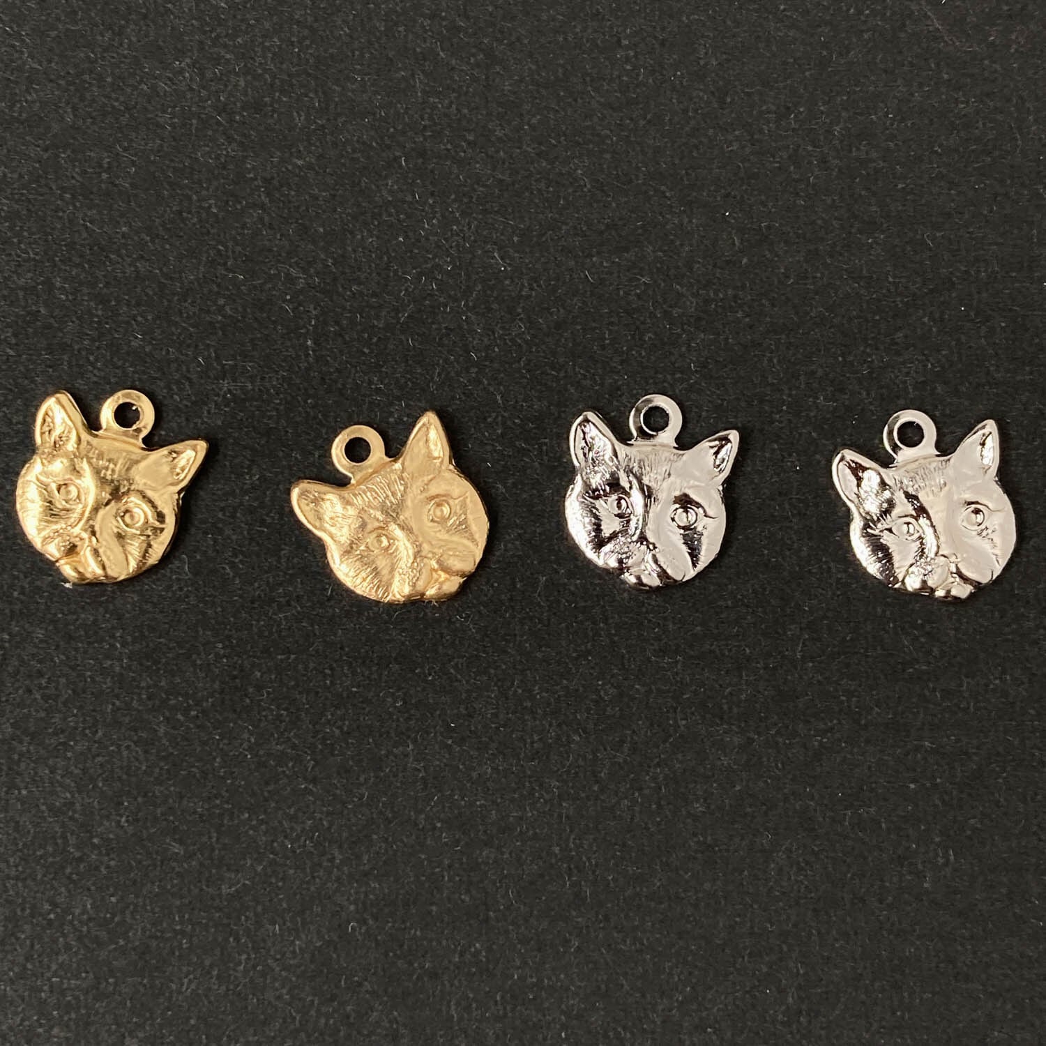 〈新色追加〉USA真鍮 いびつ猫顔チャーム(12mm)