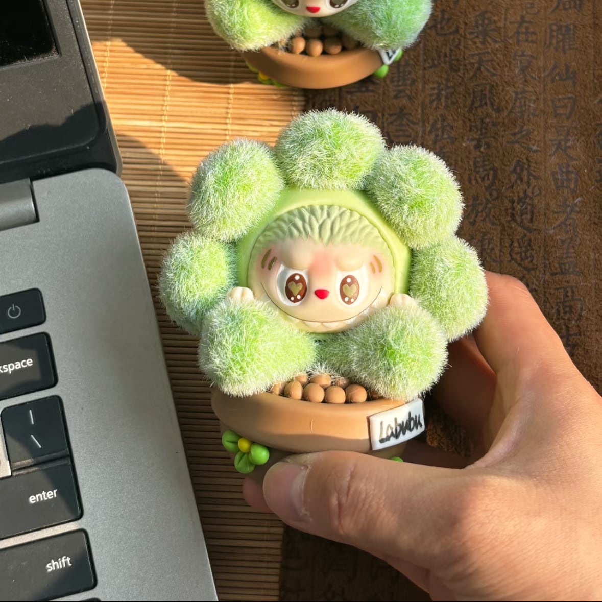 思わず触りたくなる!超可愛い 癒し系 labubu ラブブ 植毛 ポットフィギュア もこもこ質感 癒しのミニ観葉風 可愛いインテリア 4色展開 一点もの