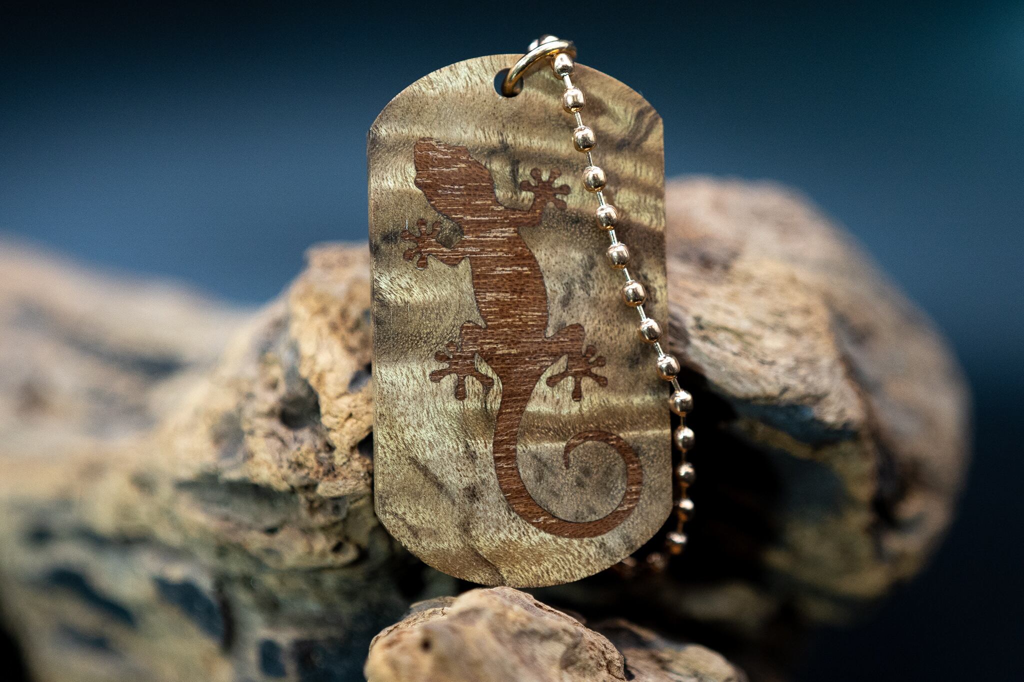 【 緻密な黄金の杢 】 マーブルウッド ドッグタグ 象嵌 木登りトカゲ