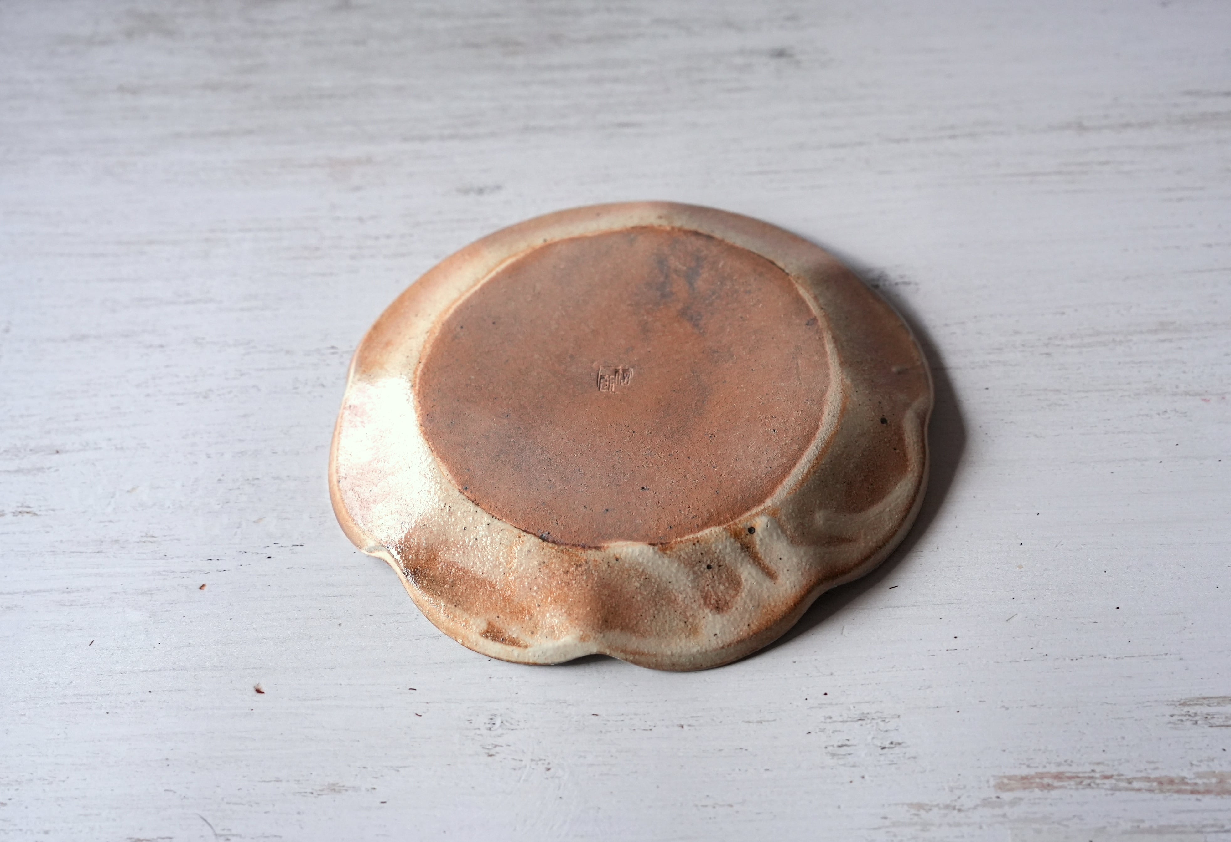 渕荒粉引 輪花皿 中 | 古谷製陶所