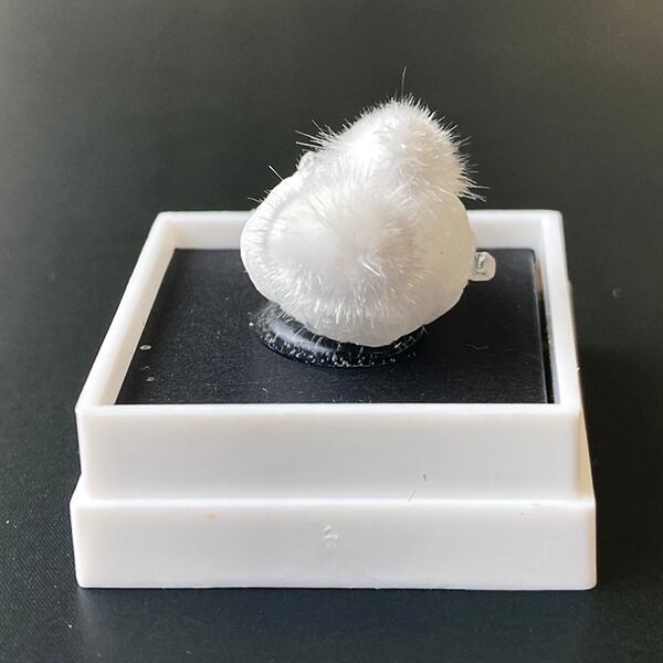 オーケン石 オケナイト（Okenite)直径約16mm コレクションケース付