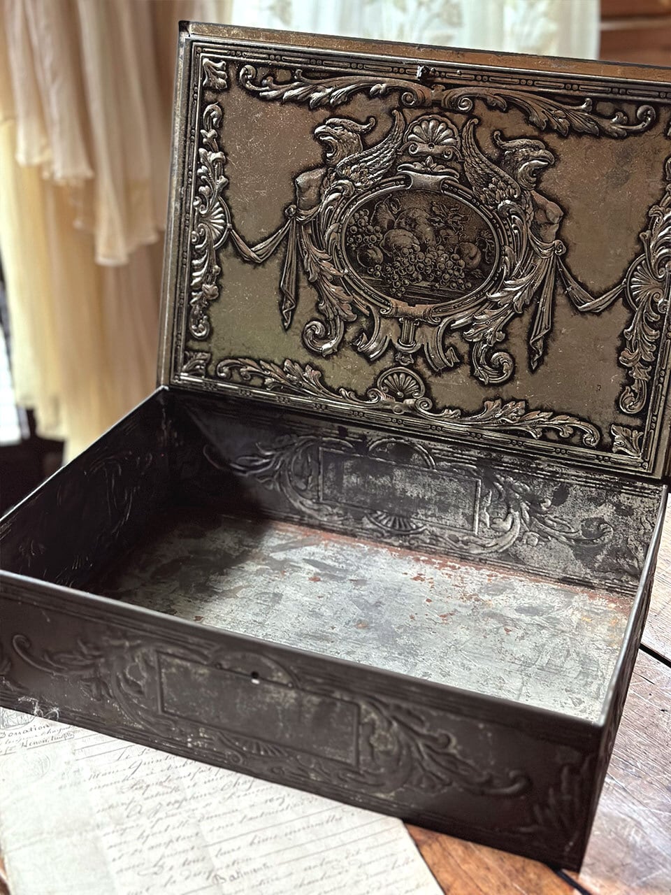 エンボス装飾 大型ブリキ缶 チョコレート缶 | Brocante de La Cocotte