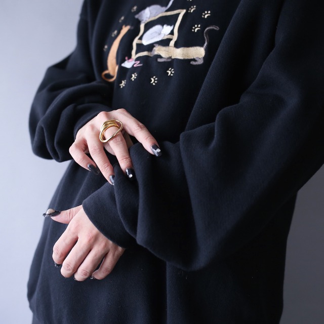 "猫×刺繍" black base over silhouette sweatshirt