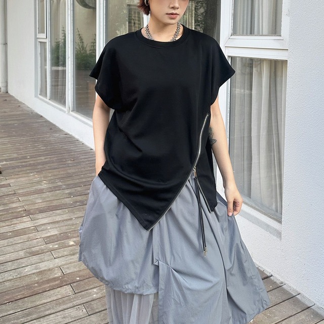 ASYMMETRIC ZIPPER SHORT SLEEVE RELAXED T-SHIRT M-17898