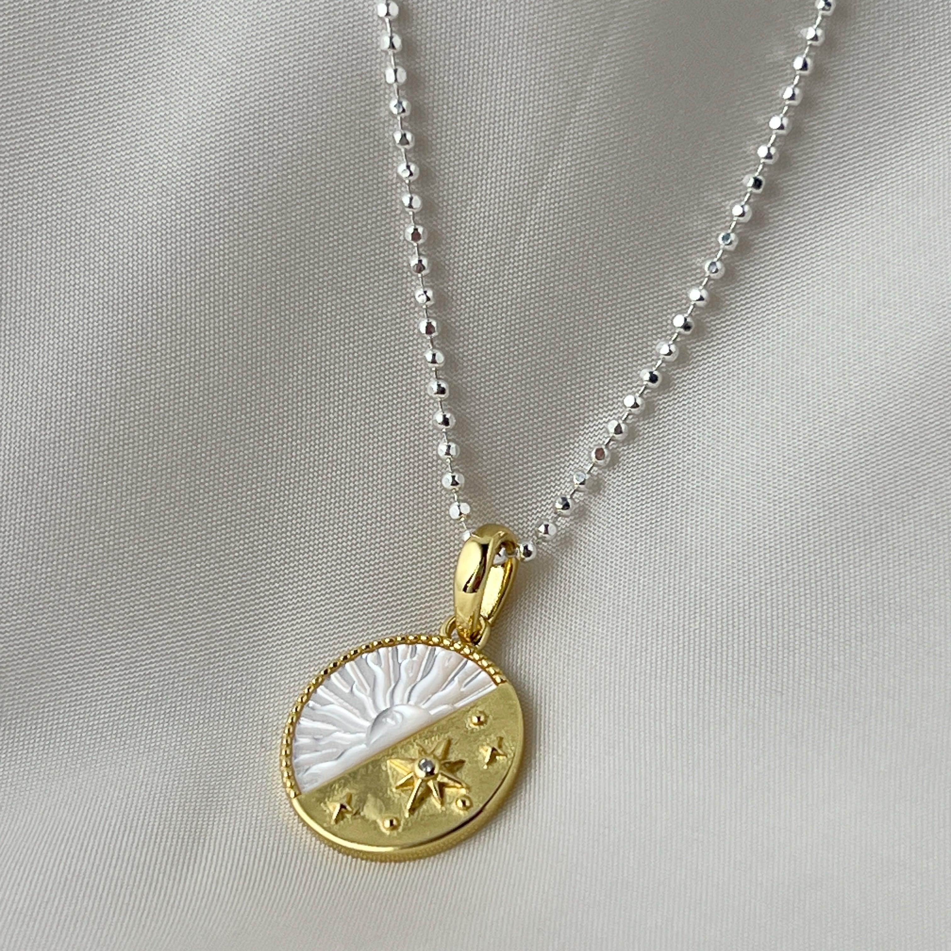 Gold Coating 白蝶貝 ユニバースラウンド プレート ペンダント 月星