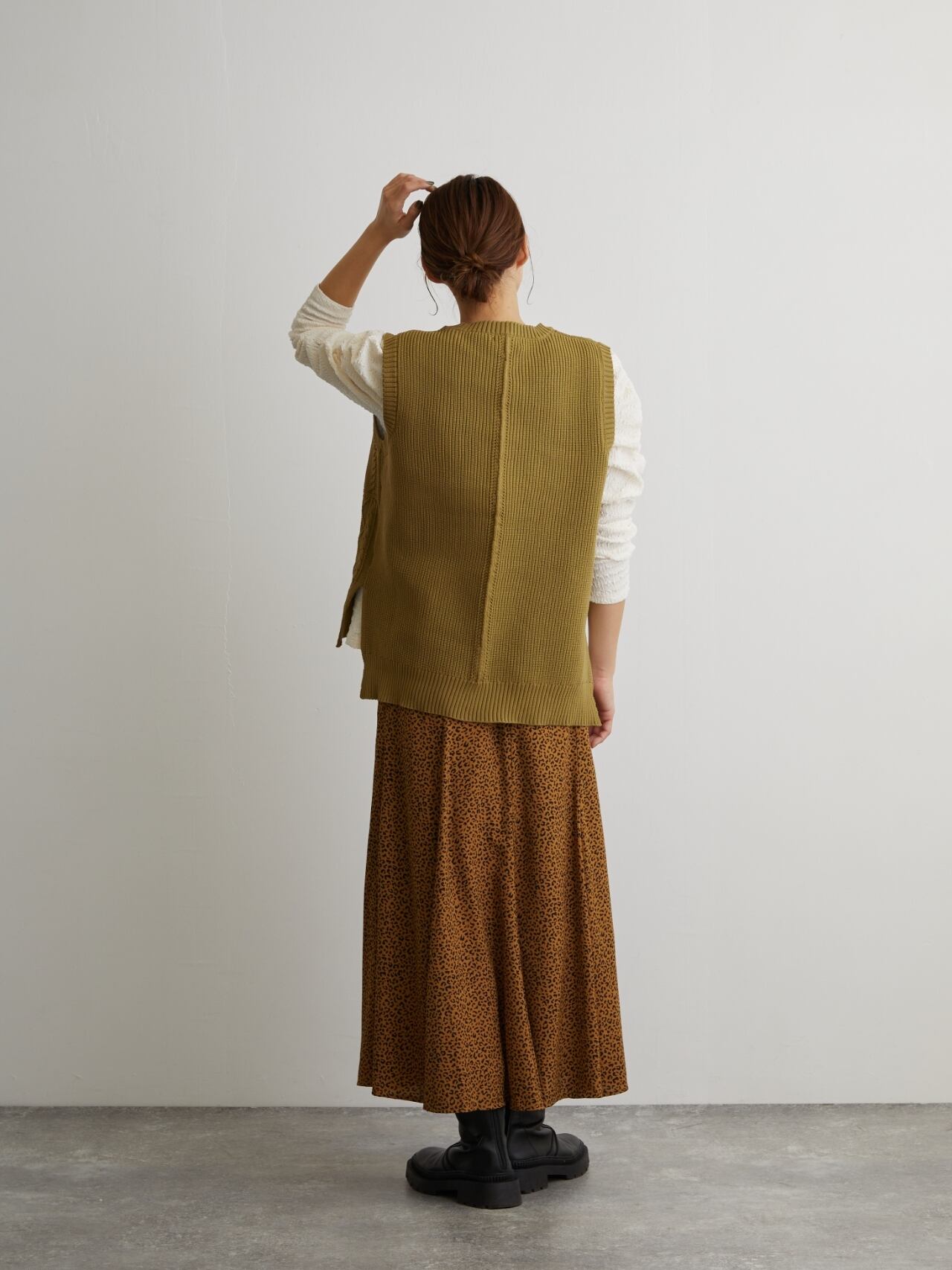 ベージュ ノースリーブベスト 2ポケット No.22502 エステルパッチワークニットベスト Beige | エルキカク