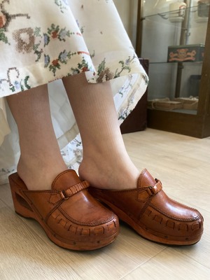 Vintage Leather Cut Out Wooden Clogs / ブラウンレザーサボ