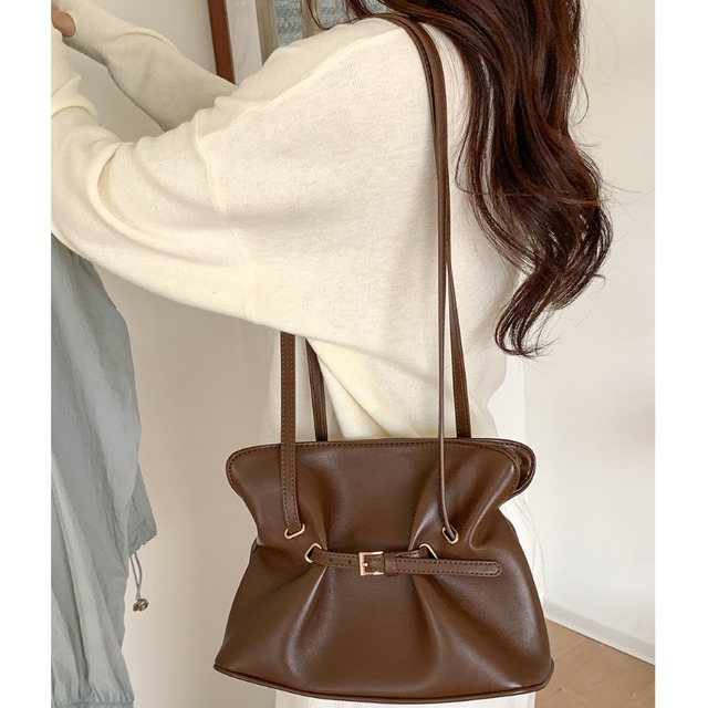 belted faux-leather handbag　J00356