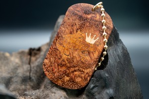 【アフリカの神宿る木】 ブビンガ ドッグタグ 象嵌 カエルの王様