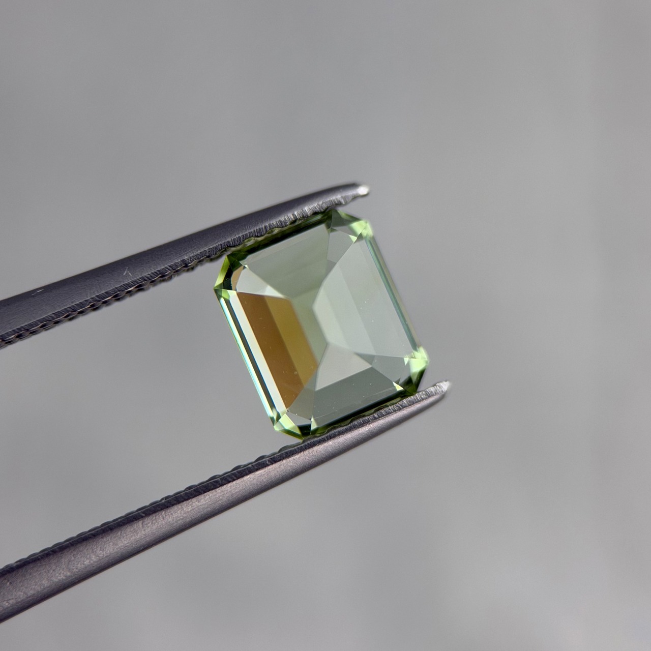 ミントトルマリン エメラルドカット 7.0x5.7x4.6mm, 1.38ct, ナイジェリア産
