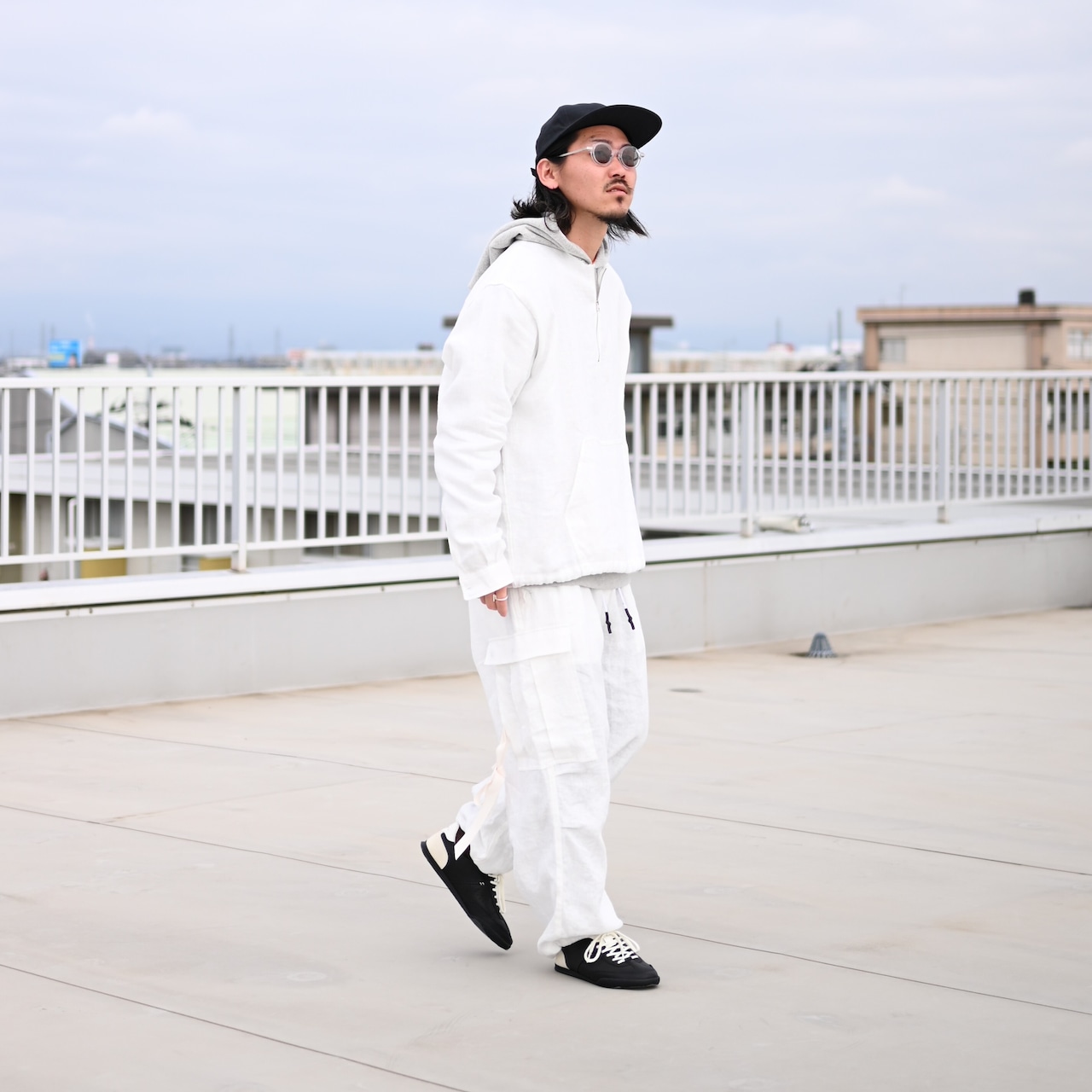 UNTRACE(アントレース)リネンファブリック、ハーフジッププルオーバー、オーバーパンツコーディネート