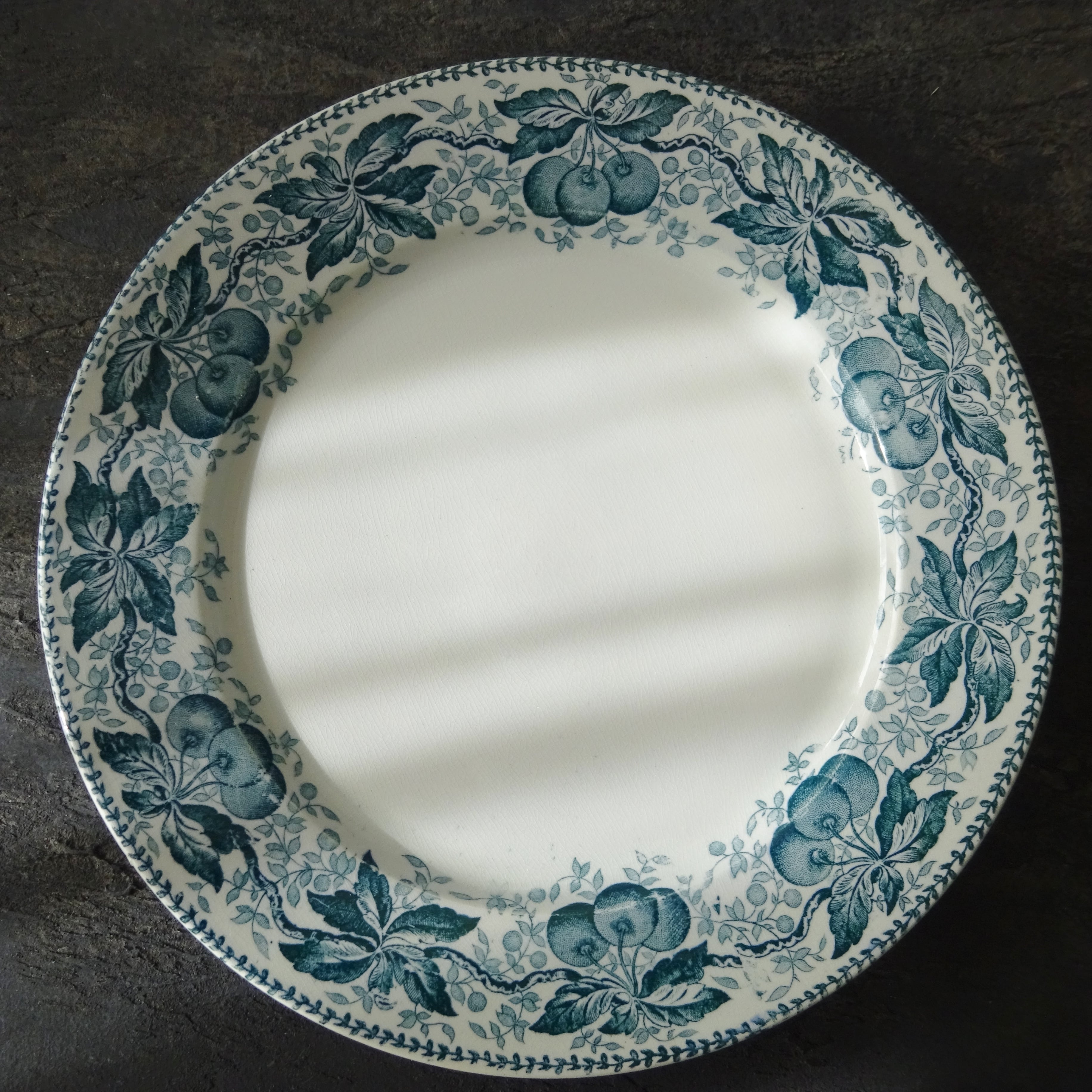 【 Épuisé 】T.F. Badonviller  modèle《CERISES》assiette plate (A)