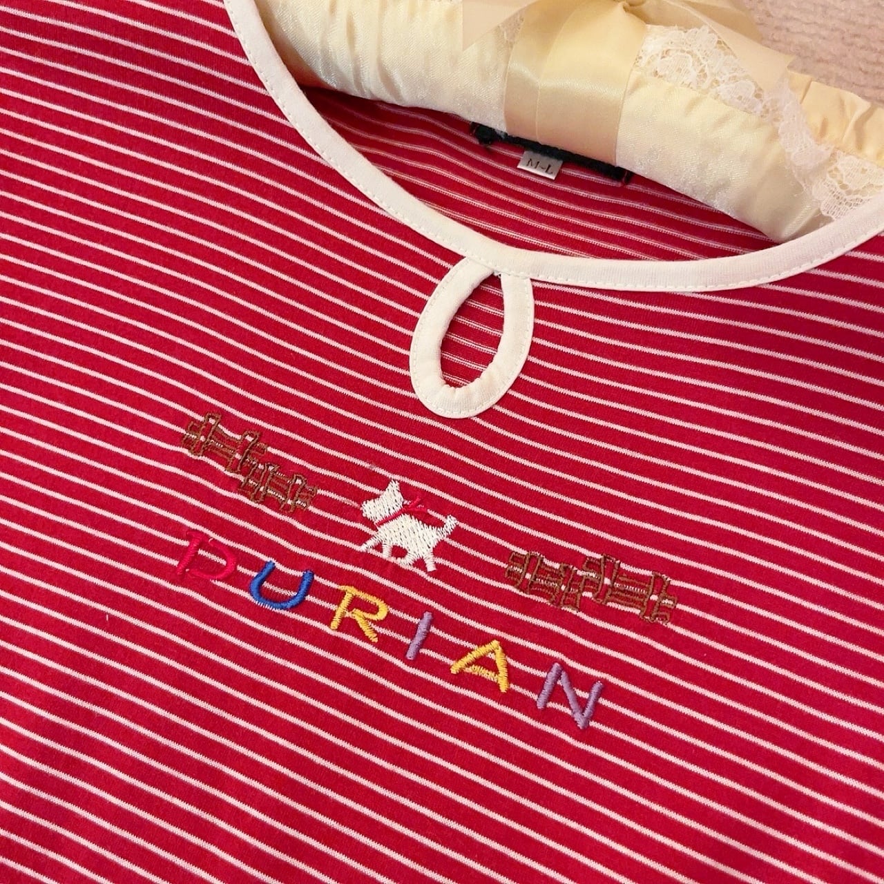 walking dog embroidery red T-shirt