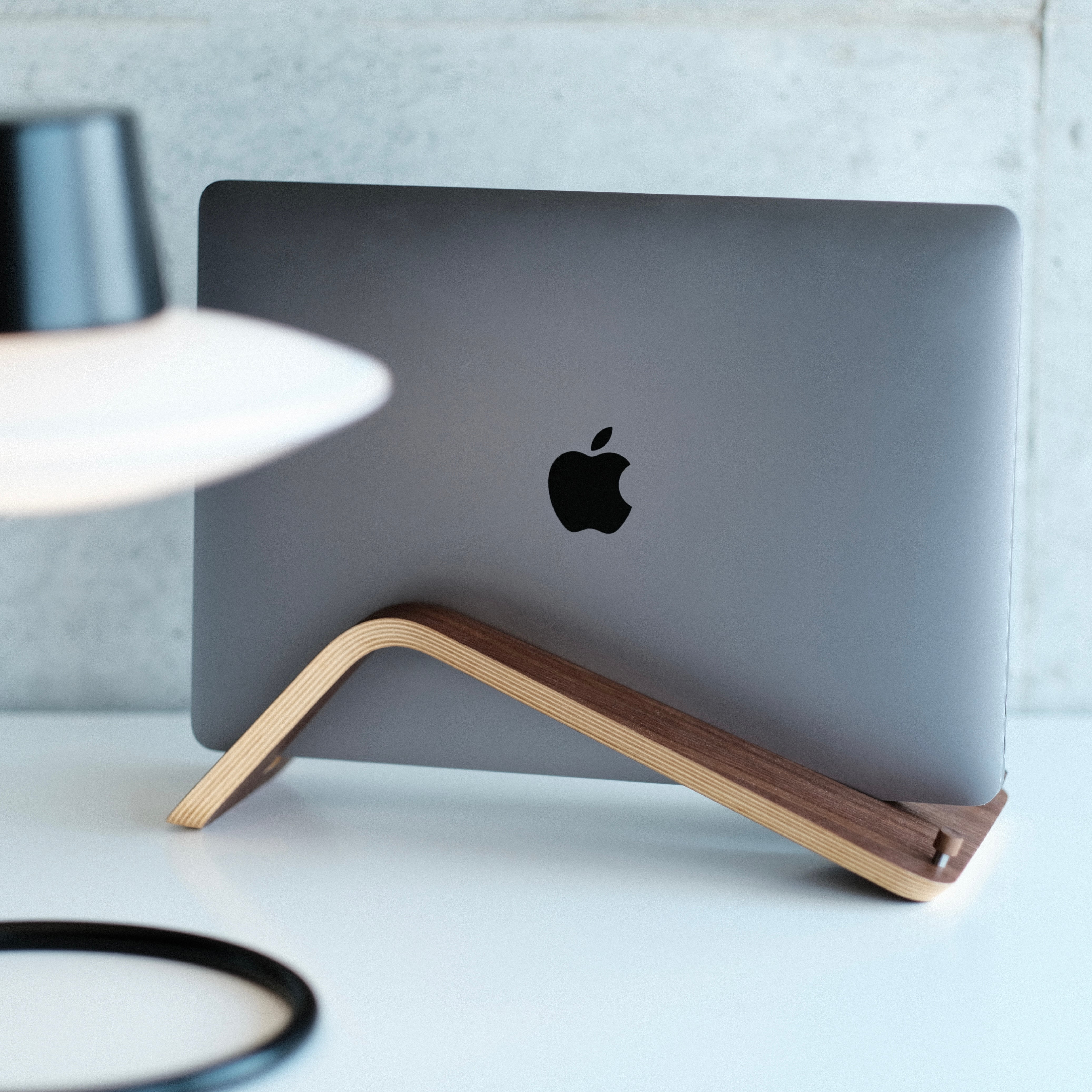 美品】MacBook Air M2、ノートPCスタンド 2wayノートPCスタンド - ウォールナット | 41+ design & works