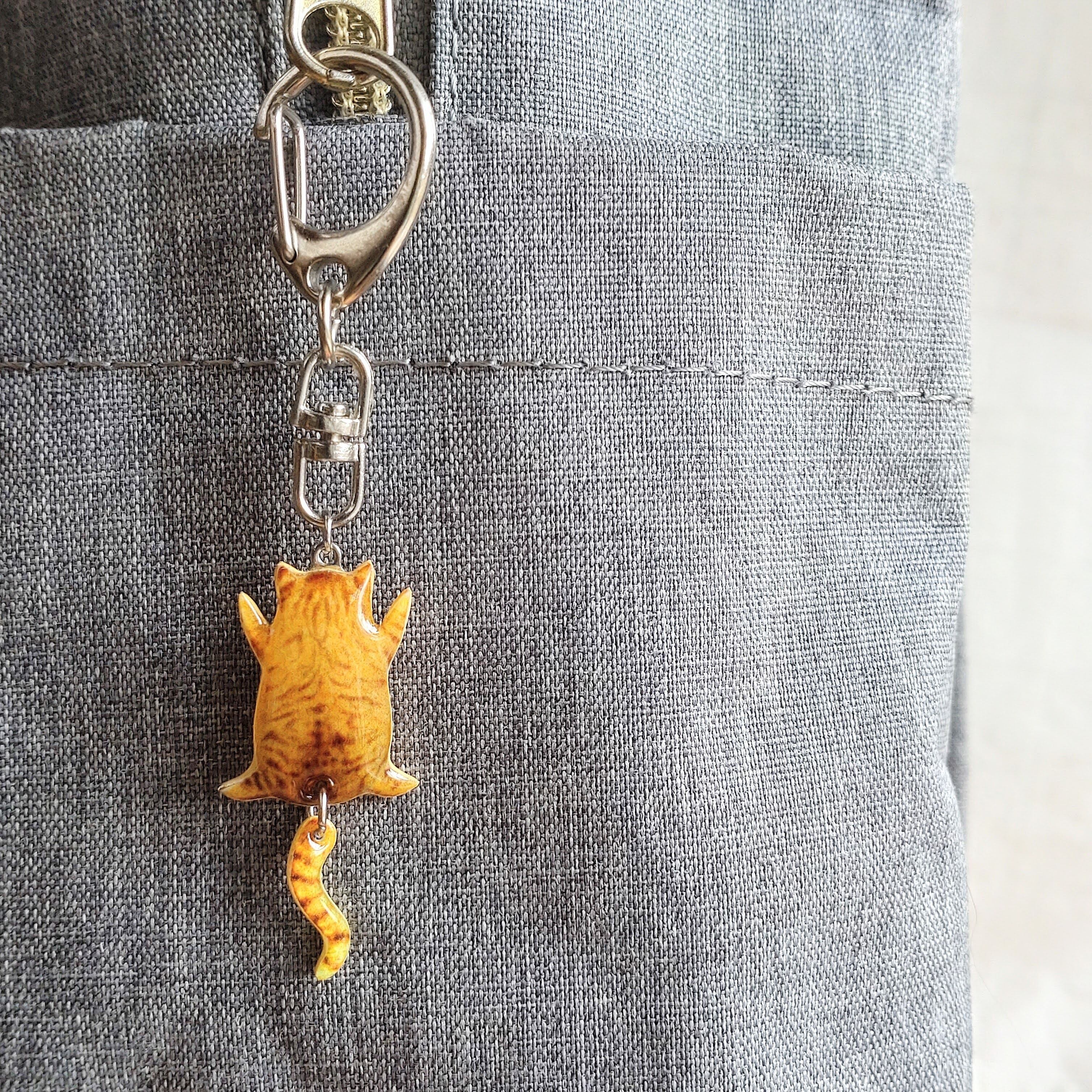 ゆ*い様 ハンドメイド　刺繍キーホルダー　ツバメの親子と茶トラ猫 ゆ*い様 ハンドメイド 刺繍キーホルダー ツバメの親子と茶トラ猫