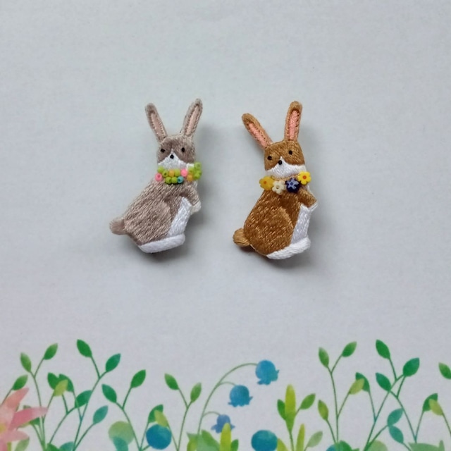 手刺繍ブローチ「くるりウサギ」 グレー/ブラウン LOUPE