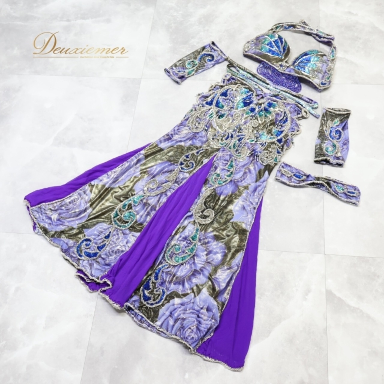 ベリーダンス オリエンタル 衣装 上下セット パープル系 トップス スカート アーム飾り 腕飾り 頭飾り 紫 青 スパンコール ビーズ 鮮やか 華やか 装飾 豪華 ダンス衣装 キラキラ イベント ステージ ブルー系 シルバー系