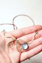 真鍮のぐねぐねネックレス　シェル/クリスタル/北投石