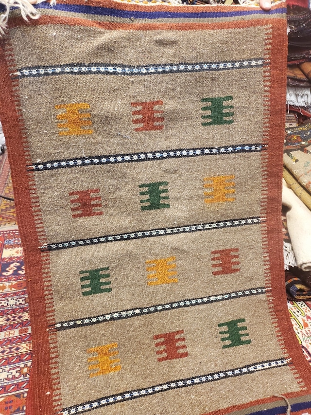 絨毯クエスト50【No.57】Kilim (camel) ※現在、こちらの商品はイランに置いてあります。ご希望の方は先ずは在庫のご確認をお願いします。