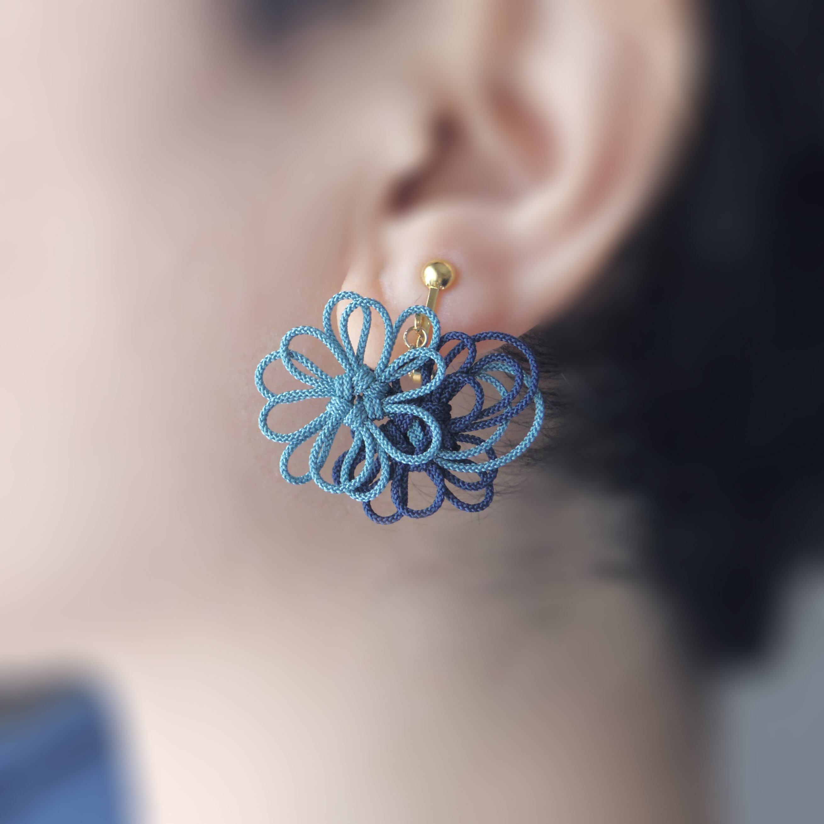 飾り結びピアス「すず咲」（縹×濃青） | 浴衣・着物に軽量快適。日常