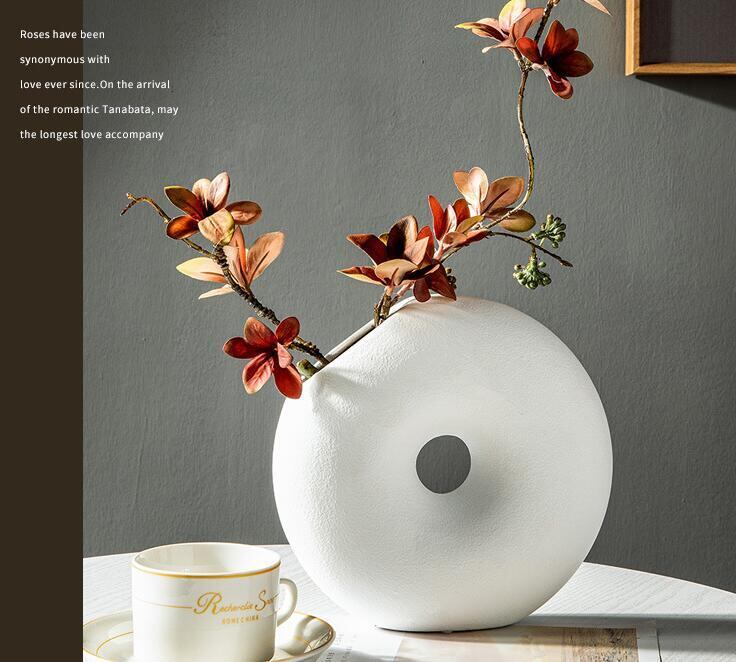 ドーナツ型の陶器花瓶 フラワーアレンジメント | インテリアの風声