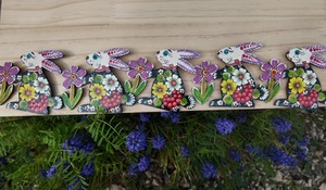 ウクライナ伝統絵画 ペトリキウカ塗り 木製ブローチ（ホメンコ作）うさぎ　ラビット　花　フラワー