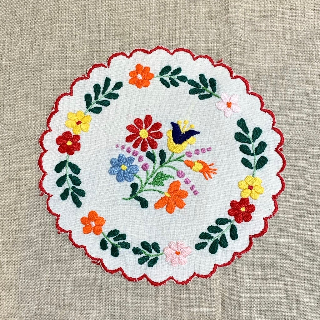 ガーベラとチューリップのカロチャ刺繍 | kolbenova