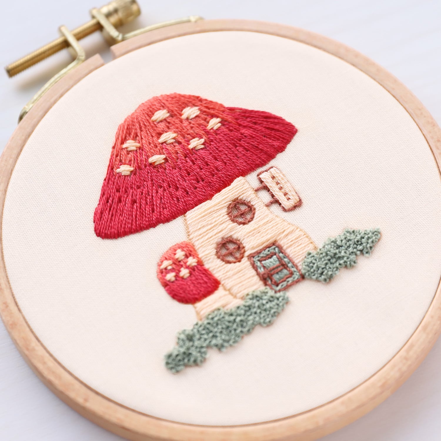 刺繍キット 森のキノコ旧市街より「キノコのお家」《空想街雑貨店》