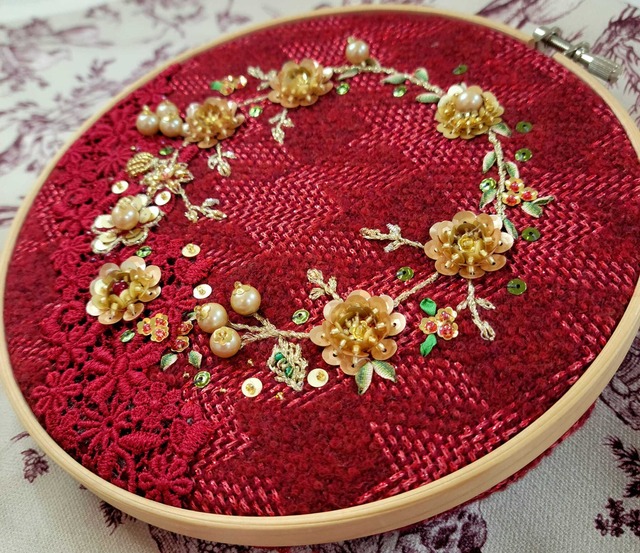 スパンコール刺繍　赤とゴールドのクリスマスリース