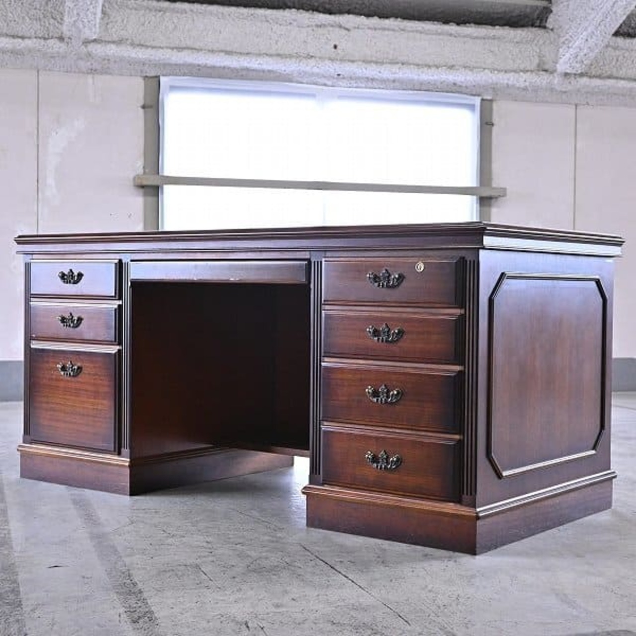 カリモク 20万「コロニアル」 両袖デスク ブナ材 事務机 書斎机 役員 コロニアルウォールナット オバンコール 引き出し karimoku【中古家具/中古インテリア/USED家具ユーズド家具/リサイクル】