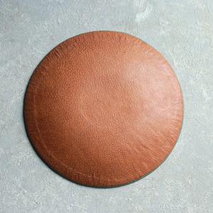 グリーンが目を引く、犬が描かれた革のプレート｜レザープレート 犬モチーフ ヴィンテージトレイ