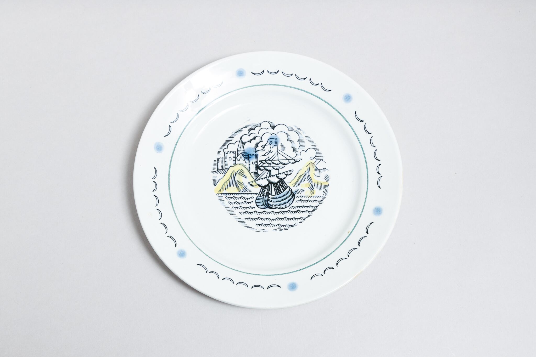 ヴィンテージ 船と景色柄の皿 コナコヴァ陶器工場 旧ソ連 0383