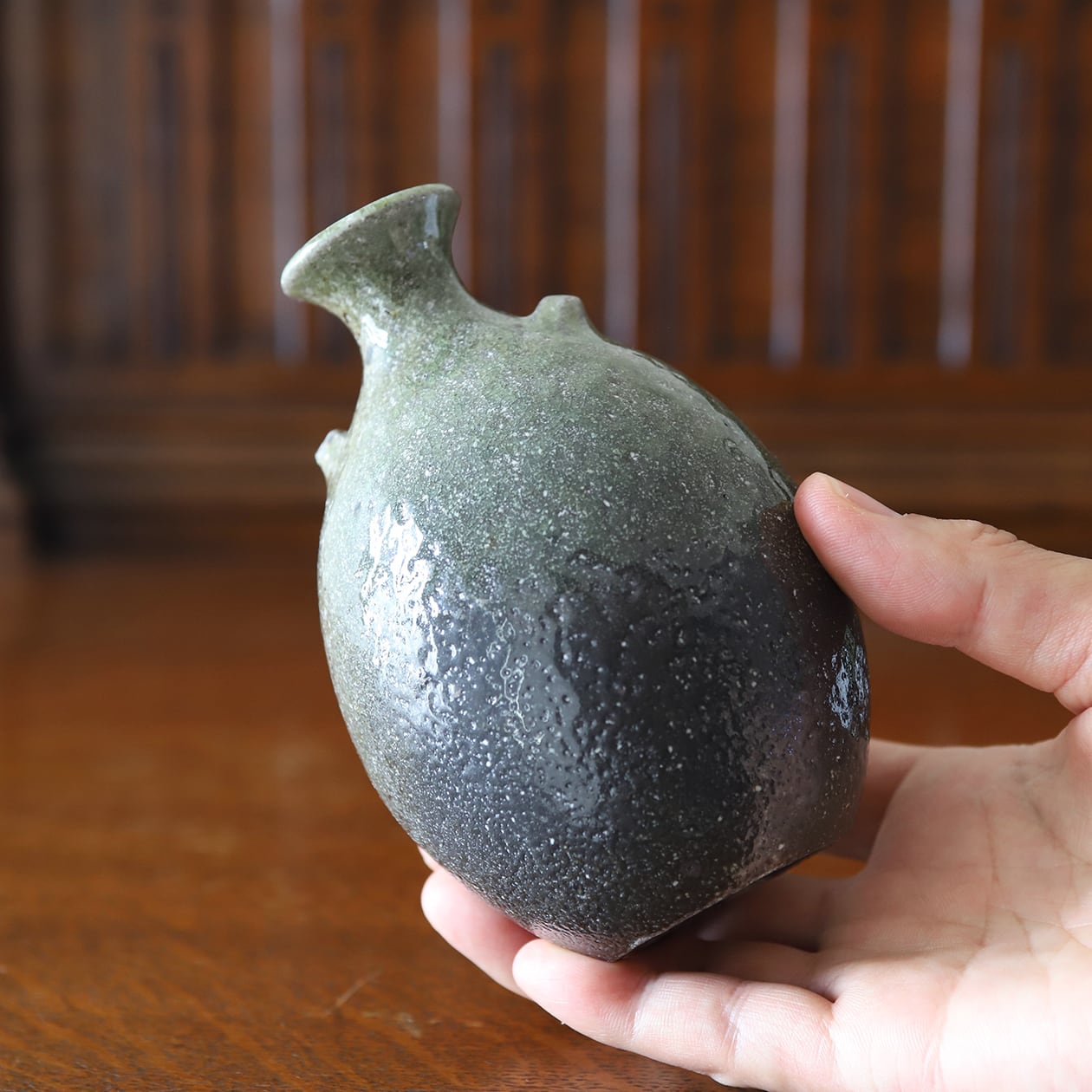 両サイドの耳が特長的で、塩釉特有の光沢感と、窯変が醸し出す色の変化