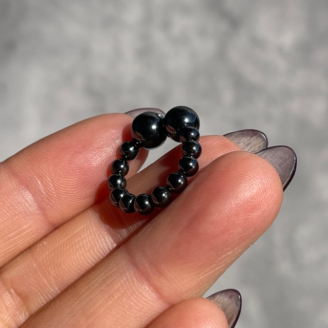 ヘマタイト イヤーカフ｜艶ブラック・シンプルアクセサリー｜ピアス穴不要