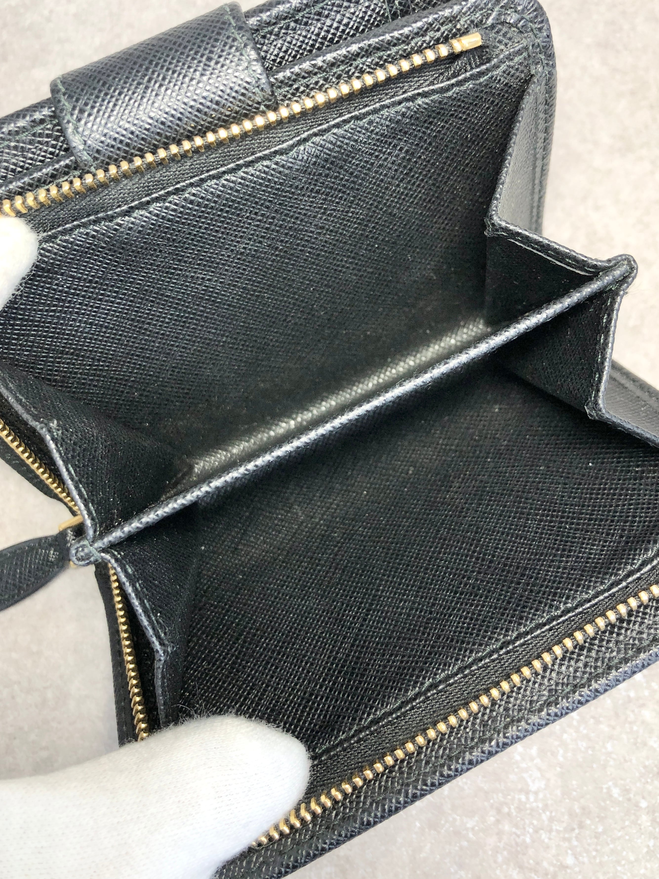 PRADA プラダ 財布 ブラック ロゴ サフィアーノ 二つ折り財布 PRADA プラダ 財布 ブラック ロゴ サフィアーノ 二つ折り財布