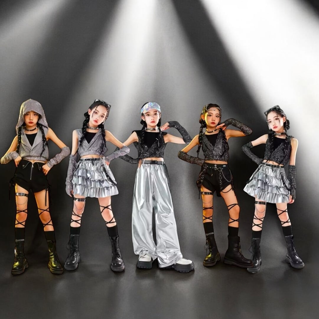 メタル製／女の子キイホルダー。【スカートを捲れば……】。 kpop×ストリート ラメグリッター セットアップ （フリルスカート