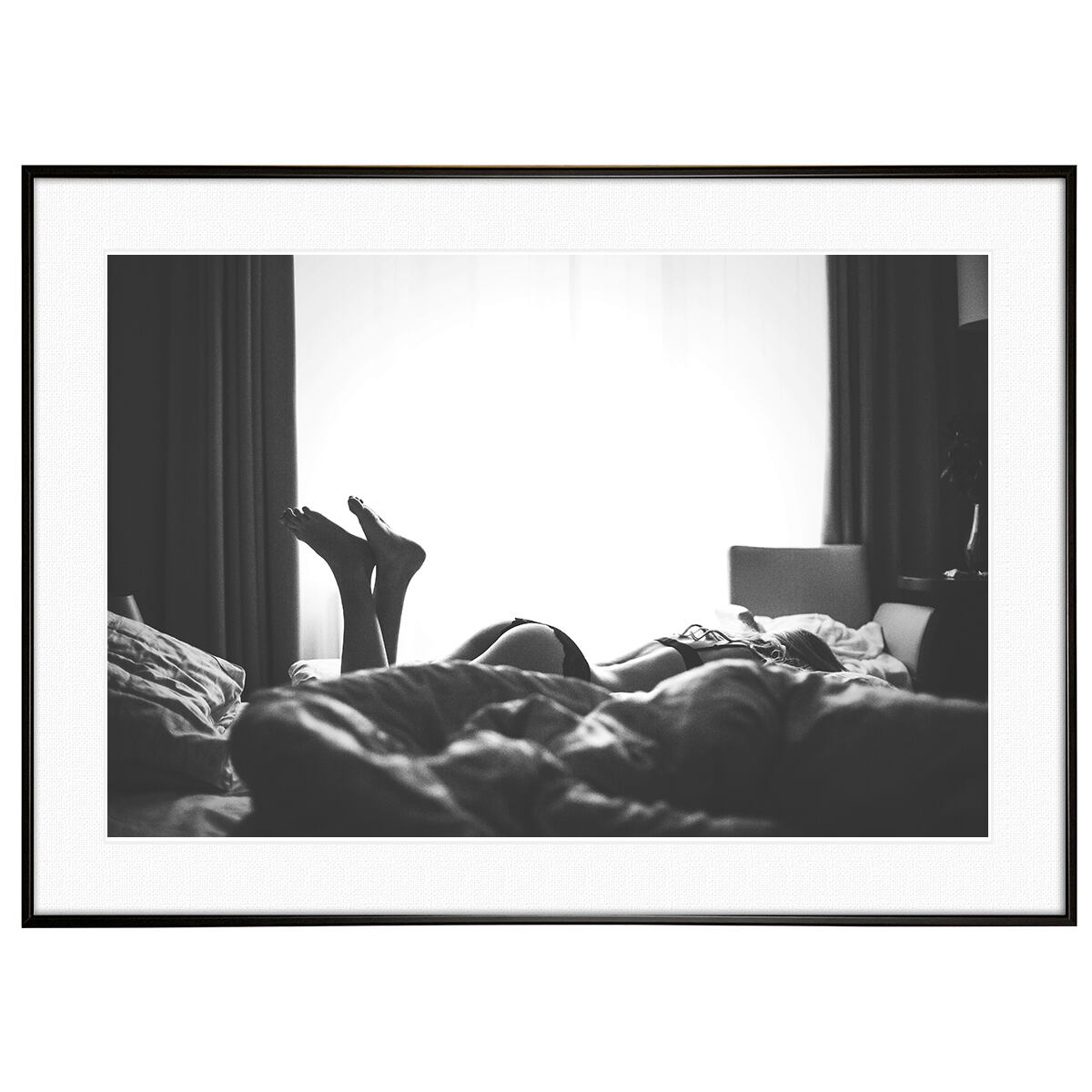 人物写真 ベッドで横になる女性 インテリアアート モノクロポスター額装 AS3577