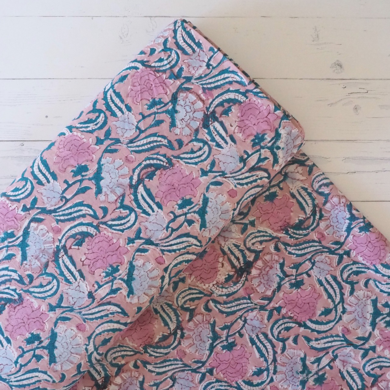 ブロックプリント生地【50cm単位】インド綿  花柄 くすみピンク×水色×グリーン #47410-PK1