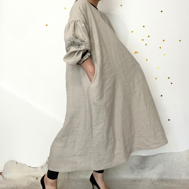 [ Ladies ] ソロチカ刺繍のリネンギャザーワンピース -beige-
