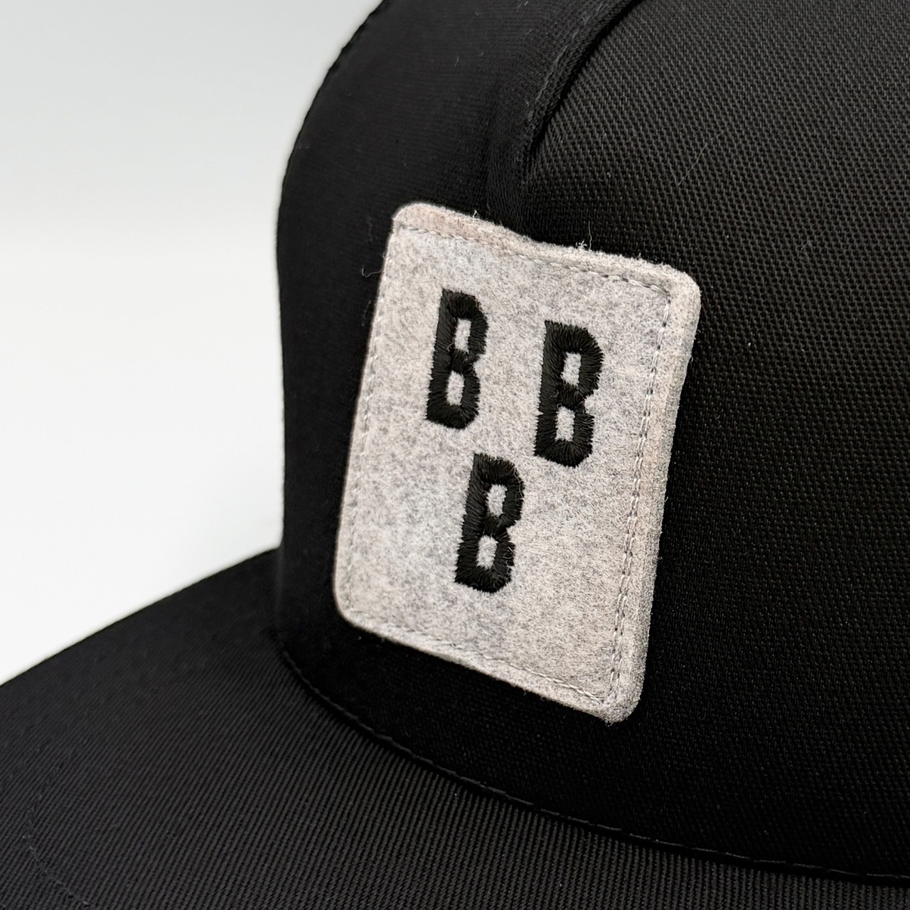 【gifthat別注】Coopers Town Felt on Embroidery Logo Mesh Cap