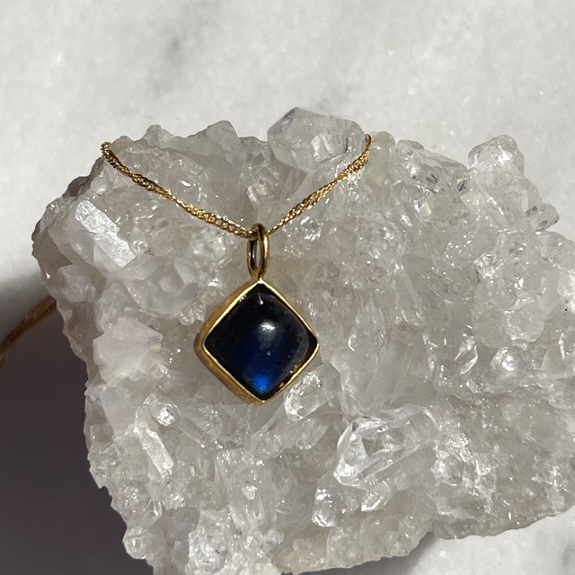 【美石・レア】ブラックラブラドライト　ペンダント（チェーンつき）（枠/ゴールド色）　3144