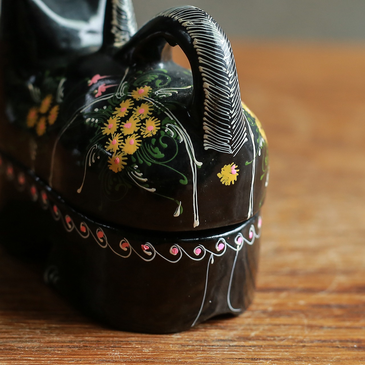 花模様をまとった、ネコのペーパーマッシュ 2