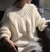 アイボリー ケーブル編みニット