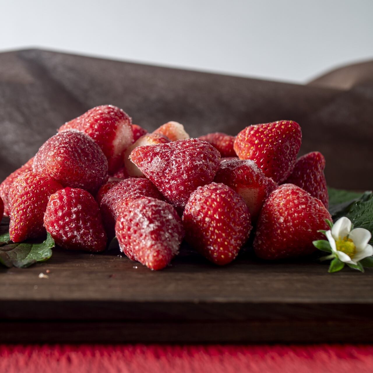 完熟の冷凍苺＞ 稀少苺、古都華（サイズMIX・1kg） | TARKEY'S FARM