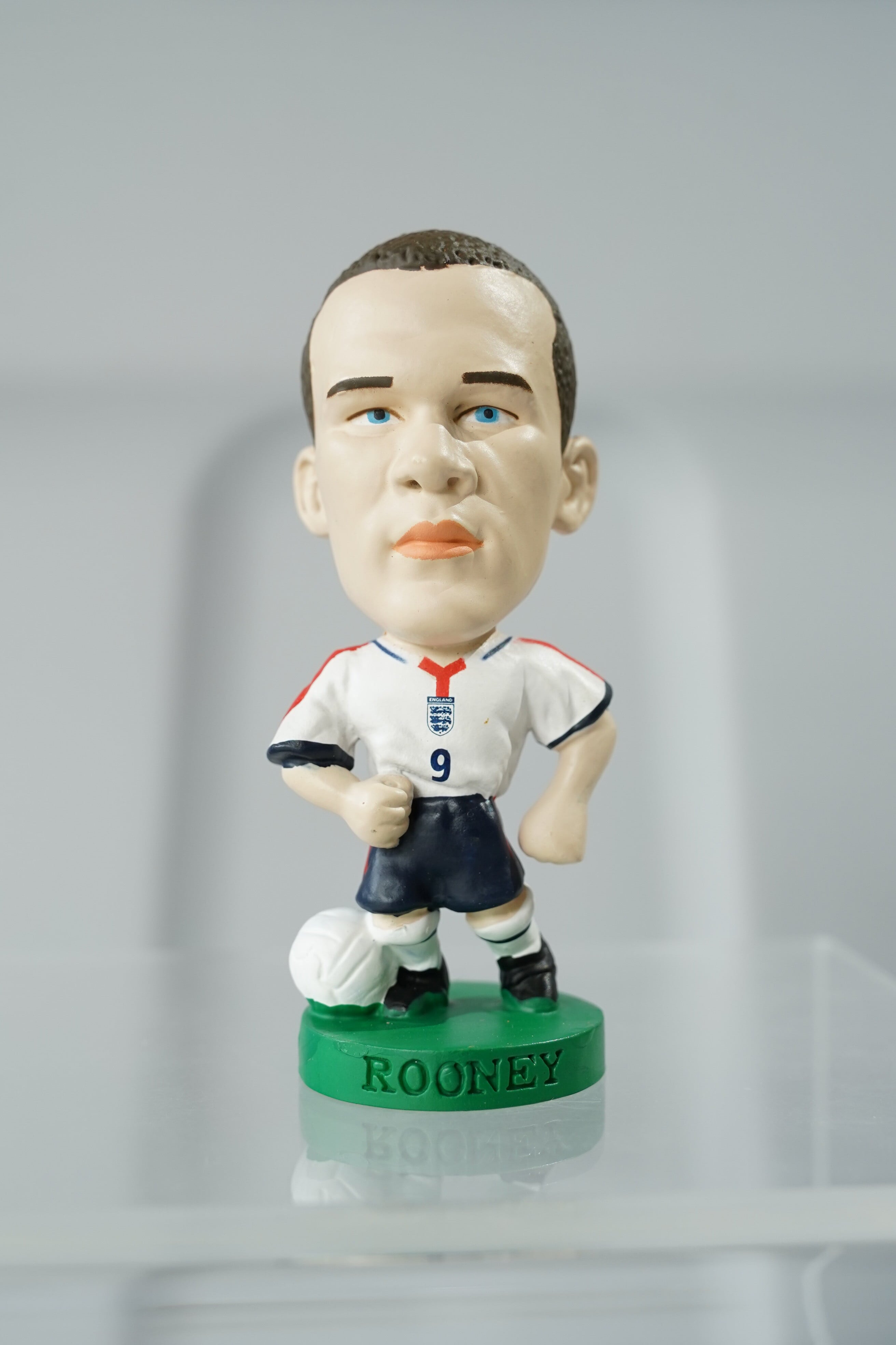 ウェイン・ルーニー (Wayne Rooney) Corinthian ProStars “England” (コリンシアン プロスターズ イングランド代表)Green Base サッカーフィギュア 背番号9 (2003刻印/Collector No. PRO881) Limited Edition Soccer Figure