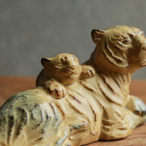 幸せに暮らす、仲睦まじいトラの親子