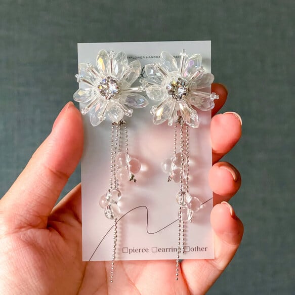 サージカルステンレス】ガラスフラワーの揺れる大ぶりピアス _ Crystal
