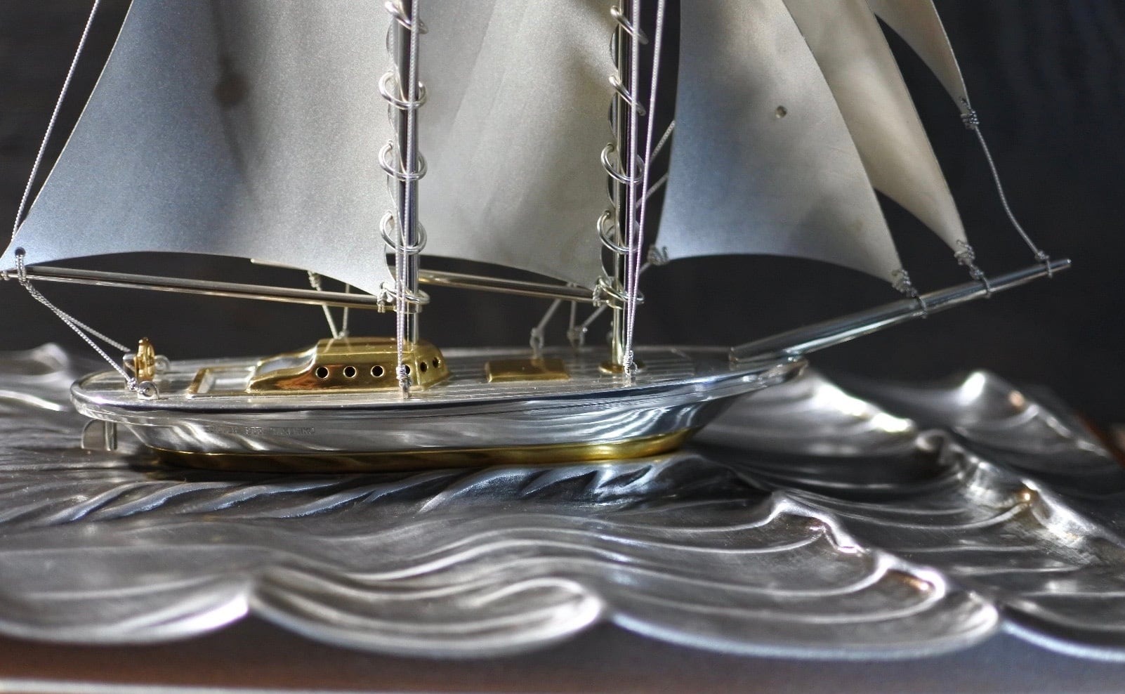 銀製ヨット　２本マスト帆船　関工芸　置物　工芸品　ガラスケース付