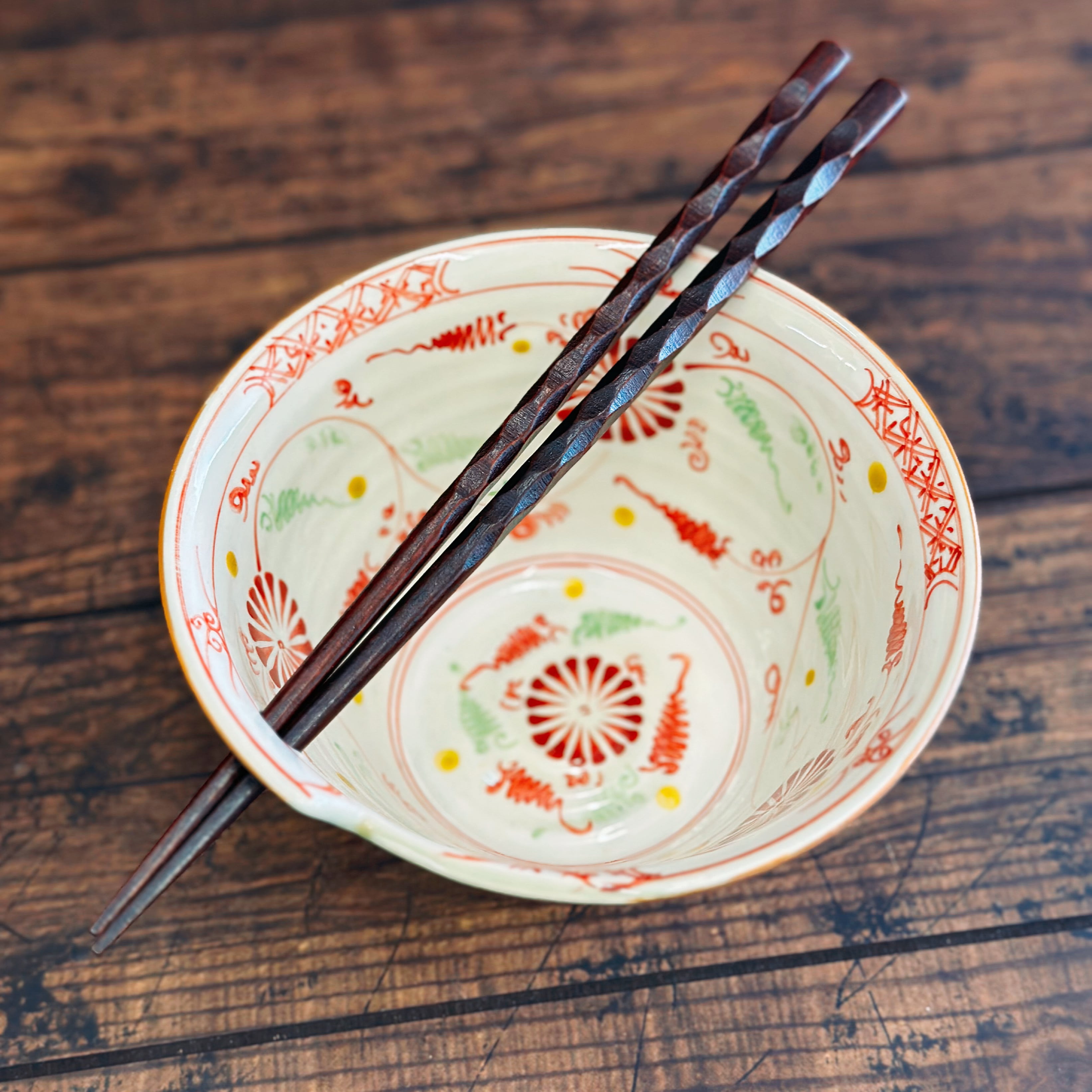 ベトナムのバッチャン焼き 菊柄 箸穴がある丼 | tazukka（タズッカ